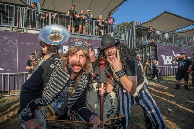 Das 35. Wacken Open Air ist offiziell eröffnet. Heute um 15 Uhr und 30 Minuten eröffnete das sonnigste Wacken Open Air seit Jahren seine Tore und das Infield für zehntausende Fans, die vor die Bühnen stürmten. Blaas of Glory unterhalten die Fans Wacken Wacken open Air Schleswig Holstein Deutschland IVDJ7907 *** The 35th Wacken Open Air is officially open. Today at 3:30 p.m., the sunniest Wacken Open Air in years opened its gates and the infield to tens of thousands of fans, who rushed toward the stages. Blaas of Glory entertained the fans. Wacken, Wacken Open Air, Schleswig-Holstein, Germany, IVDJ7907