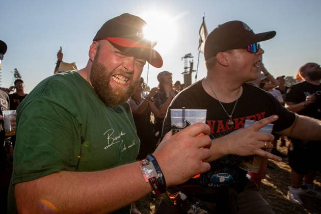 Das 35. Wacken Open Air ist offiziell eröffnet. Heute um 15 Uhr und 30 Minuten eröffnete das sonnigste Wacken Open Air seit Jahren seine Tore und das Infield für zehntausende Fans, die vor die Bühnen stürmten. Wacken Wacken open Air Schleswig Holstein Deutschland IVDJ7918 *** The 35th Wacken Open Air is officially open. Today at 3:30 p.m., the sunniest Wacken Open Air in years opened its gates and the infield to tens of thousands of fans, who rushed toward the stages Wacken Wacken Open Air Schleswig-Holstein Germany IVDJ7918