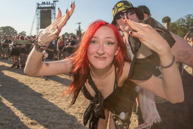 Das 35. Wacken Open Air ist offiziell eröffnet. Heute um 15 Uhr und 30 Minuten eröffnete das sonnigste Wacken Open Air seit Jahren seine Tore und das Infield für zehntausende Fans, die vor die Bühnen stürmten. Wacken Wacken open Air Schleswig Holstein Deutschland IVDJ7775 *** The 35th Wacken Open Air is officially open. Today at 3:30 p.m., the sunniest Wacken Open Air in years opened its gates and the infield to tens of thousands of fans, who rushed toward the stages Wacken Wacken Open Air Schleswig-Holstein Germany IVDJ7775