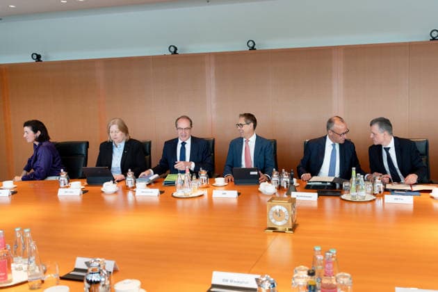 Kabinettssitzung, Kanzleramt Berlin, Kabinettssitzung, Bundeskanzleramt Bundeskanzler, Friedrich Merz Kanzleramtsminister, Thorsten Frei Alexander Dobrindt, Bundesinnenminister Bärbel Bas, Bundesministerin, Arbeit, Soziales Dorothee Bär, Bundesministerin, Forschung Berlin Berlin GER *** Cabinet meeting, Chancellery, Berlin; Cabinet meeting, Federal Chancellery; Federal Chancellor, Friedrich Merz; Minister of the Chancellery, Thorsten Frei; Alexander Dobrindt, Federal Minister of the Interior; Bärbel Bas, Federal Minister of Labor and Social Affairs; Dorothee Bär, Federal Minister of Research; Berlin, Berlin, GER