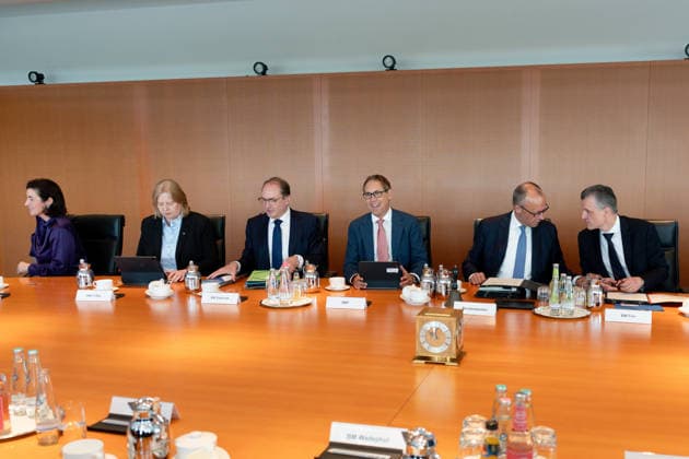 Kabinettssitzung, Kanzleramt Berlin, Kabinettssitzung, Bundeskanzleramt Bundeskanzler, Friedrich Merz Kanzleramtsminister, Thorsten Frei Alexander Dobrindt, Bundesinnenminister Bärbel Bas, Bundesministerin, Arbeit, Soziales Dorothee Bär, Bundesministerin, Forschung Berlin Berlin GER *** Cabinet meeting, Chancellery, Berlin; Cabinet meeting, Federal Chancellery; Federal Chancellor, Friedrich Merz; Minister of the Chancellery, Thorsten Frei; Alexander Dobrindt, Federal Minister of the Interior; Bärbel Bas, Federal Minister of Labor and Social Affairs; Dorothee Bär, Federal Minister of Research; Berlin, Berlin, GER