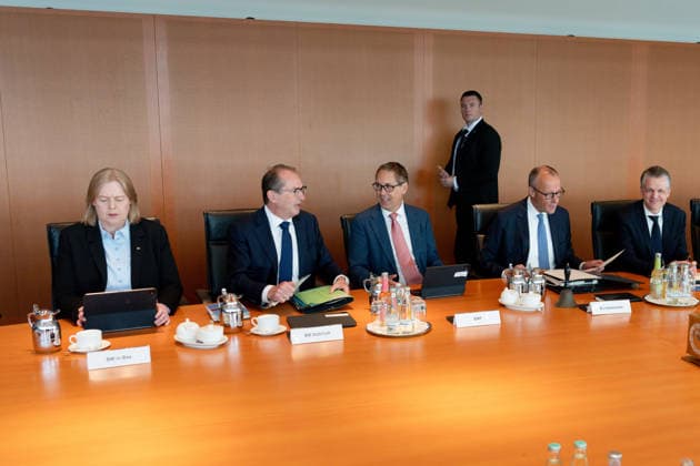 Kabinettssitzung, Kanzleramt Berlin, Kabinettssitzung, Bundeskanzleramt Bundeskanzler, Friedrich Merz Kanzleramtsminister, Thorsten Frei Alexander Dobrindt, Bundesinnenminister Bärbel Bas, Bundesministerin, Arbeit, Soziales Dorothee Bär, Bundesministerin, Forschung Berlin Berlin GER *** Cabinet meeting, Chancellery, Berlin; Cabinet meeting, Federal Chancellery; Federal Chancellor, Friedrich Merz; Minister of the Chancellery, Thorsten Frei; Alexander Dobrindt, Federal Minister of the Interior; Bärbel Bas, Federal Minister of Labor and Social Affairs; Dorothee Bär, Federal Minister of Research; Berlin, Berlin, GER