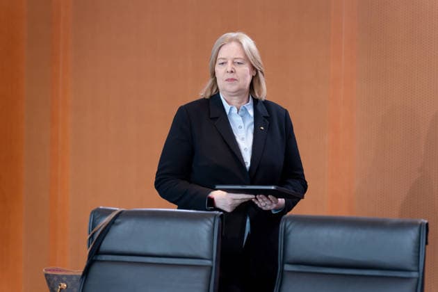 Kabinettssitzung, Kanzleramt Berlin, Kabinettssitzung, Bundeskanzleramt Bärbel Bas, Bundesministerin, Arbeit, Soziales Berlin Berlin GER *** Cabinet meeting, Chancellery, Berlin; Cabinet meeting, Federal Chancellery; Bärbel Bas, Federal Minister of Labor and Social Affairs, Berlin, Berlin, GER