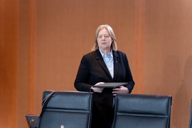 Kabinettssitzung, Kanzleramt Berlin, Kabinettssitzung, Bundeskanzleramt Bärbel Bas, Bundesministerin, Arbeit, Soziales Berlin Berlin GER *** Cabinet meeting, Chancellery, Berlin; Cabinet meeting, Federal Chancellery; Bärbel Bas, Federal Minister of Labor and Social Affairs, Berlin, Berlin, GER