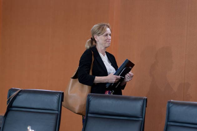 Kabinettssitzung, Kanzleramt Berlin, Kabinettssitzung, Bundeskanzleramt Karin Prien, Bundesministerin, Bildung, Familie Berlin Berlin GER *** Cabinet meeting, Chancellery, Berlin; Cabinet meeting, Federal Chancellery; Karin Prien, Federal Minister of Education and Family Affairs, Berlin, Berlin, GER