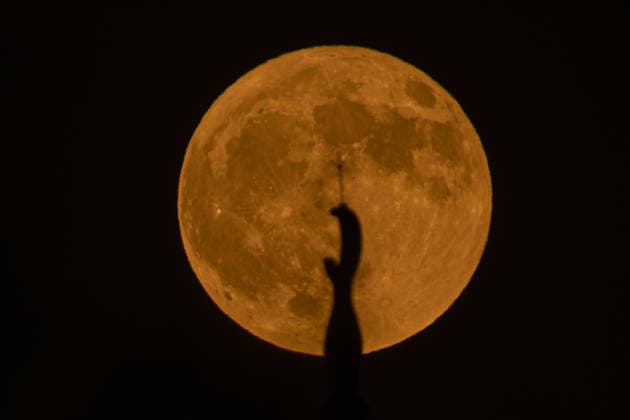 Full moon rises above Erbil ERBIL, IRAQ - JULY 29: Full moon rises in the evening sky creating a scenic view alongside the minaret of Jalil Khayat Mosque in Erbil, Iraq, on July 29, 2026. Ahsan Mohammed Ahmed Ahmed Anadolu Erbil Iraq. Editorial use only. Please get in touch for any other usage.  Copyright: x2026xAnadoluxAhsanxMohammedxAhmedxAhmedx