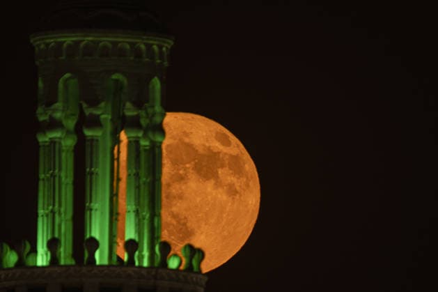 Full moon rises above Erbil ERBIL, IRAQ - JULY 29: Full moon rises in the evening sky creating a scenic view alongside the minaret of Jalil Khayat Mosque in Erbil, Iraq, on July 29, 2026. Ahsan Mohammed Ahmed Ahmed Anadolu Erbil Iraq. Editorial use only. Please get in touch for any other usage.  Copyright: x2026xAnadoluxAhsanxMohammedxAhmedxAhmedx