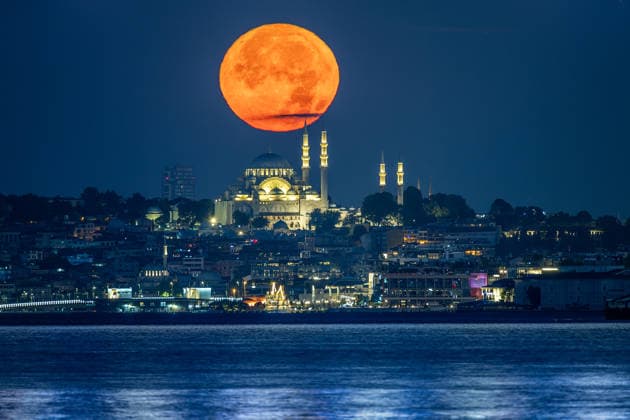 The full moon rises behind the Suleymaniye Mosque in Istanbul; Türkiye; July 29; 2026. ( Copyright: MelihxBagcix-xDepoxPhotos 19187232