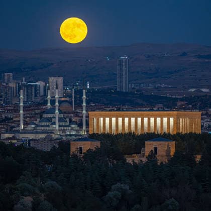 The full moon rises behind AnÄ±tkabir, the mausoleum of Mustafa Kemal Ataturk, the founder of the Republic of Türkiye, and the Kocatepe Mosque in Ankara, Turkiye, 29 July 2026. ( Copyright: AlpxErenxKayax-xDepoxPhotos 19187246