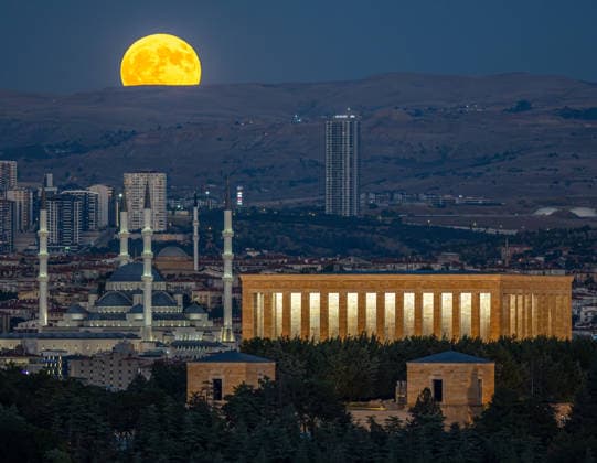 The full moon rises behind AnÄ±tkabir, the mausoleum of Mustafa Kemal Ataturk, the founder of the Republic of Türkiye, and the Kocatepe Mosque in Ankara, Turkiye, 29 July 2026. ( Copyright: AlpxErenxKayax-xDepoxPhotos 19187247