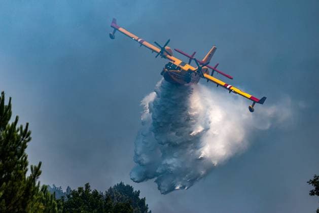FIRE IN GIRONDE PHOTOPQR LE PARISIEN Olivier Corsan Lège-Cap-Ferret July 29, 2026 Lège-Cap-Ferret, Gironde, France, July 29, 2026 Firefighters battled flare-ups from the Gironde wildfire in Sector 21 of Lège Cap Ferret all day long, supported by civilians and with aerial resources such as the Canadairs shown in the photo GIRONDE FIRE July 29, 2026 Lège Cap Ferret, Gironde, France Firefighters battled all day in Sector 21 of Lège Cap Ferret against flare-ups from the Gironde fire, supported by members of the public Local Caption GIRONDE FIRE Lège Cap Ferret Gironde France  Copyright: xPHOTOPQR LExPARISIEN MAXPPPxOlivierxCorsanx 20260729LPA8058 20260729LPA8058