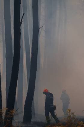 FIRE IN GIRONDE PHOTOPQR LE PARISIEN Olivier Corsan Lège-Cap-Ferret July 29, 2026 Lège-Cap-Ferret, Gironde, France, July 29, 2026 Firefighters battled all day in Sector 21 of Lège Cap Ferret against flare-ups from the Gironde fire, supported by members of the public GIRONDE FIRE July 29, 2026 Lège Cap Ferret, Gironde, France Firefighters battled all day in Sector 21 of Lège Cap Ferret against flare-ups from the Gironde fire, supported by members of the public Local Caption GIRONDE FIRE Lège Cap Ferret Gironde France  Copyright: xPHOTOPQR LExPARISIEN MAXPPPxOlivierxCorsanx 20260729LPA8059 20260729LPA8059