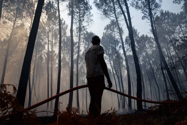 FIRE IN GIRONDE PHOTOPQR LE PARISIEN Olivier Corsan Lège-Cap-Ferret July 29, 2026 Lège-Cap-Ferret, Gironde, France, July 29, 2026 Firefighters battled all day in Sector 21 of Lège Cap Ferret against flare-ups from the Gironde fire, supported by members of the public GIRONDE FIRE July 29, 2026 Lège Cap Ferret, Gironde, France Firefighters battled all day in Sector 21 of Lège Cap Ferret against flare-ups from the Gironde fire, supported by members of the public Local Caption GIRONDE FIRE Lège Cap Ferret Gironde France  Copyright: xPHOTOPQR LExPARISIEN MAXPPPxOlivierxCorsanx 20260729LPA8061 20260729LPA8061