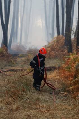 FIRE IN GIRONDE PHOTOPQR LE PARISIEN Olivier Corsan Lège-Cap-Ferret July 29, 2026 Lège-Cap-Ferret, Gironde, France, July 29, 2026 Firefighters battled all day in Sector 21 of Lège Cap Ferret against flare-ups from the Gironde fire, supported by members of the public GIRONDE FIRE July 29, 2026 Lège Cap Ferret, Gironde, France Firefighters battled all day in Sector 21 of Lège Cap Ferret against flare-ups from the Gironde fire, supported by members of the public Local Caption GIRONDE FIRE Lège Cap Ferret Gironde France  Copyright: xPHOTOPQR LExPARISIEN MAXPPPxOlivierxCorsanx 20260729LPA8067 20260729LPA8067