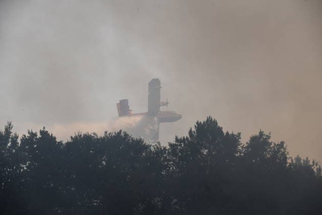 Firefighting efforts continue in Bordeaux BORDEAUX, FRANCE - JULY 29: A plane drops water as smoke from the fire area fills the sky while teams continue their efforts to extinguish the fire that broke out in the Lanton forest area from air and land in Bordeaux, France on July 29, 2026. Dragan Lekic Anadolu Bordeaux France. Editorial use only. Please get in touch for any other usage.  Copyright: x2026xAnadoluxDraganxLekicx