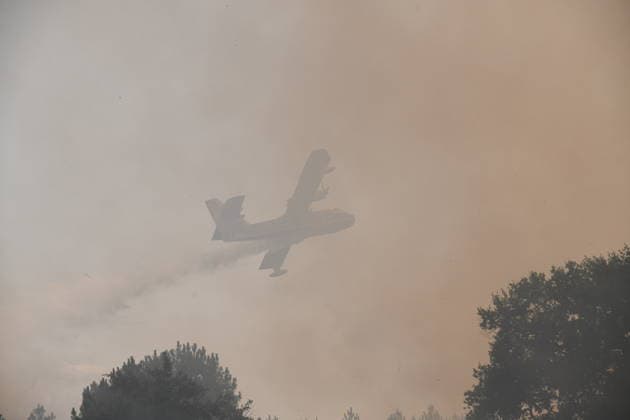Firefighting efforts continue in Bordeaux BORDEAUX, FRANCE - JULY 29: A plane drops water as smoke from the fire area fills the sky while teams continue their efforts to extinguish the fire that broke out in the Lanton forest area from air and land in Bordeaux, France on July 29, 2026. Dragan Lekic Anadolu Bordeaux France. Editorial use only. Please get in touch for any other usage.  Copyright: x2026xAnadoluxDraganxLekicx