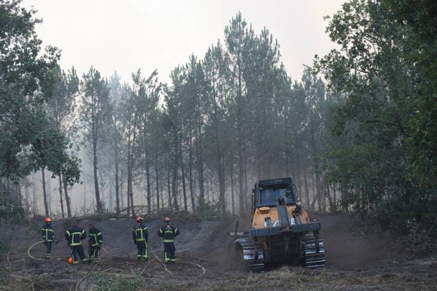 Firefighting efforts continue in Bordeaux BORDEAUX, FRANCE - JULY 29: Teams continue their efforts to extinguish the fire that broke out in the Lanton forest area from air and land in Bordeaux, France on July 29, 2026. Dragan Lekic Anadolu Bordeaux France. Editorial use only. Please get in touch for any other usage.  Copyright: x2026xAnadoluxDraganxLekicx