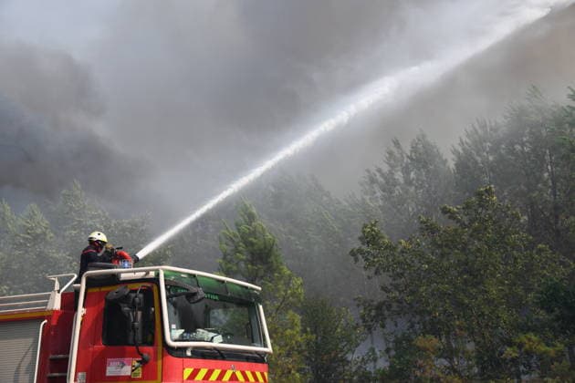 Firefighting efforts continue in Bordeaux BORDEAUX, FRANCE - JULY 29: Teams continue their efforts to extinguish the fire that broke out in the Lanton forest area from air and land in Bordeaux, France on July 29, 2026. Dragan Lekic Anadolu Bordeaux France. Editorial use only. Please get in touch for any other usage.  Copyright: x2026xAnadoluxDraganxLekicx