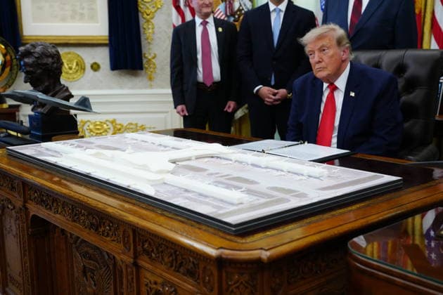 President Trump Announces Dulles Airport Redesign and Overhaul United States President Donald J Trump makes an announcement in the Oval Office of the White House in Washington, DC, USA on Wednesday, July 29, 2026. The President is announcing a redesign and overhaul of Washington Dulles International Airport in Northern Virginia. Credit: Aaron Schwartz Pool via CNP Washington District of Columbia United States  Copyright: xPool ABACAx