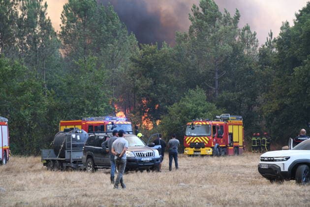 Wildfire response continues in Bordeaux BORDEAUX, FRANCE - JULY 29: Extinguishing efforts contine after a wildfire broke out in Lanton, Gironde near Bordeaux, France, following a massive wildfire on July 29, 2026. Volunteers and rescue workers gather nearby to eat and rest as emergency response operations continue in the affected areas. Dragan Lekic Anadolu Bordeaux France. Editorial use only. Please get in touch for any other usage.  Copyright: x2026xAnadoluxDraganxLekicx