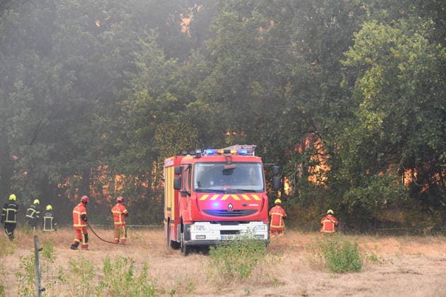 Wildfire response continues in Bordeaux BORDEAUX, FRANCE - JULY 29: Extinguishing efforts contine after a wildfire broke out in Lanton, Gironde near Bordeaux, France, following a massive wildfire on July 29, 2026. Volunteers and rescue workers gather nearby to eat and rest as emergency response operations continue in the affected areas. Dragan Lekic Anadolu Bordeaux France. Editorial use only. Please get in touch for any other usage.  Copyright: x2026xAnadoluxDraganxLekicx