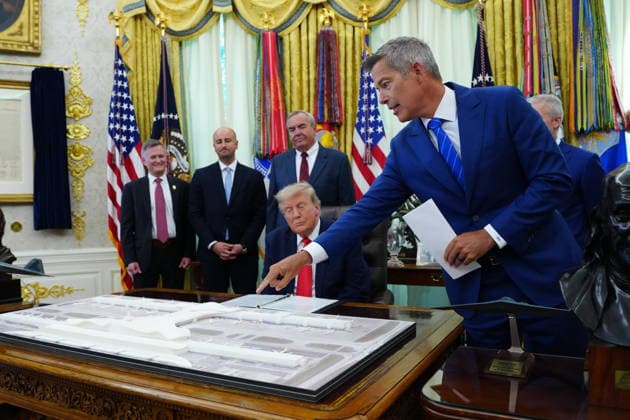 President Trump Announces Dulles Airport Redesign and Overhaul United States Secretary of Transportation Sean Duffy points to a model of the new airport as United States President Donald J Trump makes an announcement in the Oval Office of the White House in Washington, DC, USA on Wednesday, July 29, 2026. The President is announcing a redesign and overhaul of Washington Dulles International Airport in Northern Virginia. Credit: Aaron Schwartz Pool via CNP Washington District of Columbia United States  Copyright: xPool ABACAx