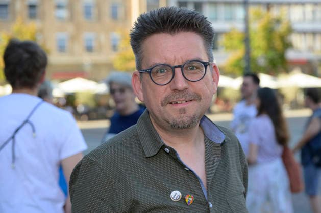 Berlin, Anschlag auf den Christopher Street Day, Mahnwache in Dortmund auf dem Friedensplatz 29.07.2026, Mahnwache slado, 29.07.2026 CSD Markus Alex (Nachname) von Slado Dortmund leitet die Veranstaltung Dortmund Friedensplatz Dortmund NRW Deutschland *** July 29, 2026, Slado Vigil; July 29, 2026, CSD; Markus Alex Slado of Dortmund is leading the event at Friedensplatz in Dortmund, North Rhine-Westphalia, Germany