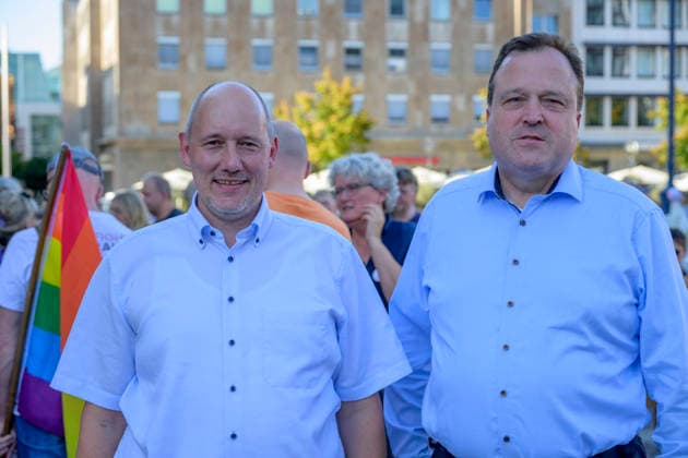 Berlin, Anschlag auf den Christopher Street Day, Mahnwache in Dortmund auf dem Friedensplatz 29.07.2026, Mahnwache slado, 29.07.2026 CSD Christian Uhr, Stadtdirektor und Norbert Dahmen, Ordnungsdezernent zeigen sich solidarisch mit der queeren community, wollen ein Zeichen setzen, dass Dortmund eine tolerante und weltoffene Stadt bleibt. Dortmund Friedensplatz Dortmund NRW Deutschland *** July 29, 2026, Slado Vigil, July 29, 2026: CSD Christian Uhr, City Manager, and Norbert Dahmen, Head of Public Order, show solidarity with the queer community and want to send a message that Dortmund remains a tolerant and cosmopolitan city. Dortmund, Friedensplatz, Dortmund, North Rhine-Westphalia, Germany