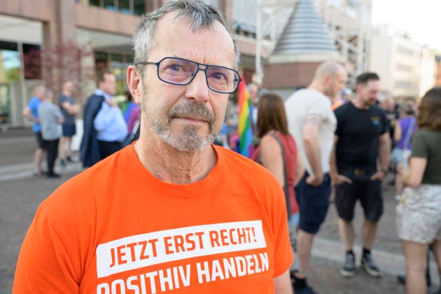 Berlin, Anschlag auf den Christopher Street Day, Mahnwache in Dortmund auf dem Friedensplatz 29.07.2026, Mahnwache slado, 29.07.2026 CSD Ralf Pollanka, Sprecher von Positiv Handeln, größte Selbsthilfegruppe in NRW, war am Samstag noch beim CSD in Duisburg, will hier heute durch seine Anwesenheit ein Zeichen der Solidarität setzen. Dortmund Friedensplatz Dortmund NRW Deutschland *** July 29, 2026, Slado Vigil, July 29, 2026 CSD Ralf Pollanka, spokesperson for Positiv Handeln, the largest self-help group in North Rhine-Westphalia, was still at the CSD in Duisburg on Saturday; he wants to show his solidarity by being here today Dortmund Friedensplatz Dortmund North Rhine-Westphalia Germany