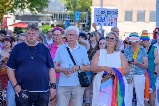 Berlin, Anschlag auf den Christopher Street Day, Mahnwache in Dortmund auf dem Friedensplatz 29.07.2026, Mahnwache slado, 29.07.2026 CSD Betroffenheit bei den Teilnehmenden Dortmund Friedensplatz Dortmund NRW Deutschland *** July 29, 2026, Slado Vigil, July 29, 2026 CSD; Participants express shock; Dortmund, Friedensplatz, Dortmund, North Rhine-Westphalia, Germany