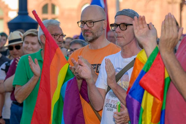 Berlin, Anschlag auf den Christopher Street Day, Mahnwache in Dortmund auf dem Friedensplatz 29.07.2026, Mahnwache slado, 29.07.2026 CSD Beifall für die Reden Dortmund Friedensplatz Dortmund NRW Deutschland *** July 29, 2026, Slado Vigil, July 29, 2026 CSD Applause for the Speeches Dortmund Friedensplatz Dortmund North Rhine-Westphalia Germany