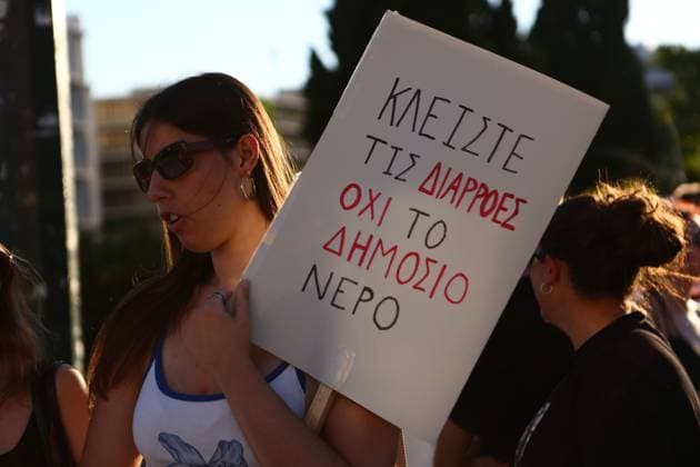 Protest against Greek water management reform bill outside Parliament ATHENS, GREECE JULY 29, 2026: Demonstrators gather outside the Hellenic Parliament in Syntagma Square during a protest against the government s proposed water management reform bill. Organisers called for the withdrawal of legislation expanding the responsibilities of Athens and Thessaloniki water utilities (EYDAP and EYATH), arguing that it could pave the way for the commercialization of water services and undermine public control over water resources. Photos: Harris Xanthopoulos JNA Press Athens Greece Copyright: x xHarrisxXanthopoulosx xJNAxPressx