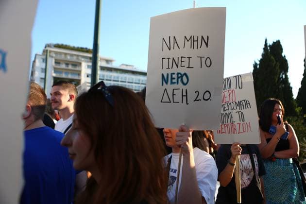 Protest against Greek water management reform bill outside Parliament ATHENS, GREECE JULY 29, 2026: Demonstrators gather outside the Hellenic Parliament in Syntagma Square during a protest against the government s proposed water management reform bill. Organisers called for the withdrawal of legislation expanding the responsibilities of Athens and Thessaloniki water utilities (EYDAP and EYATH), arguing that it could pave the way for the commercialization of water services and undermine public control over water resources. Photos: Harris Xanthopoulos JNA Press Athens Greece Copyright: x xHarrisxXanthopoulosx xJNAxPressx