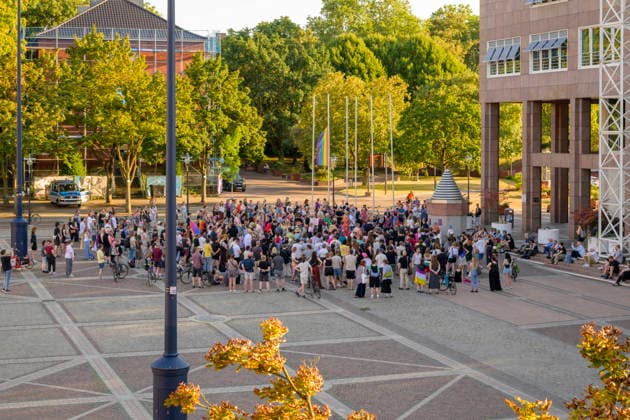 Berlin, Anschlag auf den Christopher Street Day, Mahnwache in Dortmund auf dem Friedensplatz 29.07.2026, Mahnwache slado, 29.07.2026 CSD Etwa 350 Teilnehmende bei der Mahnwache Dortmund Friedensplatz Dortmund NRW Deutschland *** July 29, 2026, Slado Vigil, July 29, 2026 CSD Approximately 350 participants at the vigil in Dortmund, Friedensplatz, Dortmund, North Rhine-Westphalia, Germany