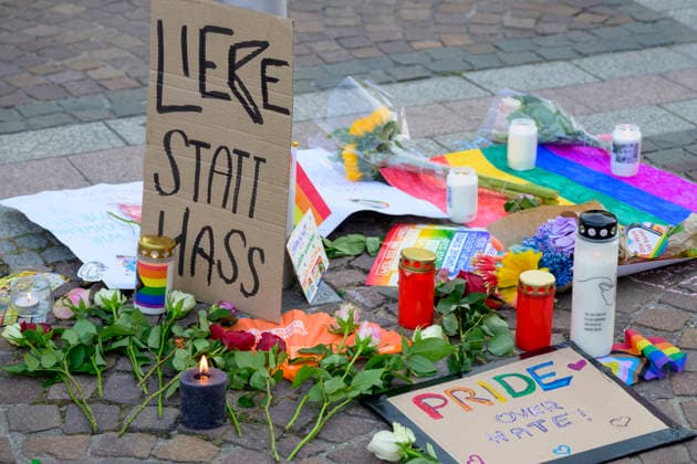 Berlin, Anschlag auf den Christopher Street Day, Mahnwache in Dortmund auf dem Friedensplatz 29.07.2026, Mahnwache slado, 29.07.2026 CSD Symbole der Trauer wurden niedergelegt Dortmund Friedensplatz Dortmund NRW Deutschland *** July 29, 2026, Slado Vigil, July 29, 2026 CSD: Symbols of mourning were laid at Dortmund’s Friedensplatz, Dortmund, North Rhine-Westphalia, Germany