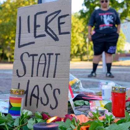 Berlin, Anschlag auf den Christopher Street Day, Mahnwache in Dortmund auf dem Friedensplatz 29.07.2026, Mahnwache slado, 29.07.2026 CSD Symbole der Trauer wurden niedergelegt Dortmund Friedensplatz Dortmund NRW Deutschland *** July 29, 2026, Slado Vigil, July 29, 2026 CSD: Symbols of mourning were laid at Dortmund’s Friedensplatz, Dortmund, North Rhine-Westphalia, Germany