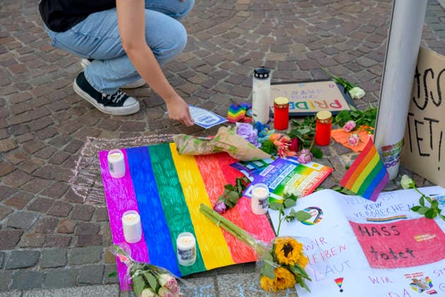 Berlin, Anschlag auf den Christopher Street Day, Mahnwache in Dortmund auf dem Friedensplatz 29.07.2026, Mahnwache slado, 29.07.2026 CSD Symbole der Trauer wurden niedergelegt Dortmund Friedensplatz Dortmund NRW Deutschland *** July 29, 2026, Slado Vigil, July 29, 2026 CSD: Symbols of mourning were laid at Dortmund’s Friedensplatz, Dortmund, North Rhine-Westphalia, Germany