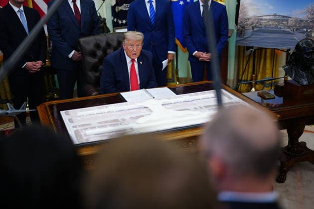 July 29, 2026, Washington, District Of Columbia, USA: United States President Donald J Trump exhibits a model as he makes an announcement in the Oval Office of the White House in Washington, DC, USA on Wednesday, July 29, 2026. The President is announcing a redesign and overhaul of Washington Dulles International Airport in Northern Virginia Washington USA  - ZUMAs152 20260729_faa_s152_018 Copyright: xAaronxSchwartzx-xPoolxviaxCNPx