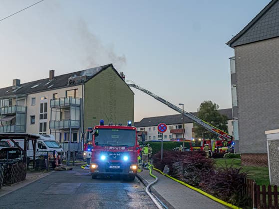 Wohunngsbrand in Lehrte Großaufgebot an Feuerwehr bei einem Wohnungsbrand in Lehrte im Knappenweg. *** Apartment Fire in Lehrte: Large-Scale Fire Department Response to an Apartment Fire on Knappenweg in Lehrte Copyright: xBerndxGüntherx
