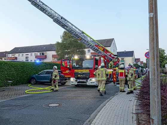 Wohunngsbrand in Lehrte Großaufgebot an Feuerwehr bei einem Wohnungsbrand in Lehrte im Knappenweg. *** Apartment Fire in Lehrte: Large-Scale Fire Department Response to an Apartment Fire on Knappenweg in Lehrte Copyright: xBerndxGüntherx