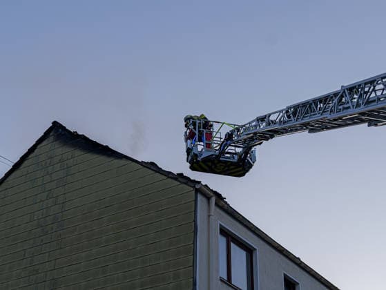 Wohunngsbrand in Lehrte Großaufgebot an Feuerwehr bei einem Wohnungsbrand in Lehrte im Knappenweg. *** Apartment Fire in Lehrte: Large-Scale Fire Department Response to an Apartment Fire on Knappenweg in Lehrte Copyright: xBerndxGüntherx