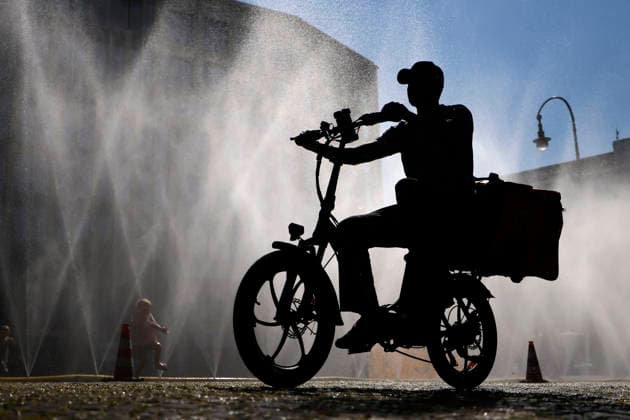 Passanten erfrischen sich an Wasserfontänen, die von der Stadt Köln im Rahmen der Hitzeaktion Cooling Cologne auf dem Rudolfplatz ausgelegt wurden. Erneut stöhnt das Land unter einer Hitzewelle. Die Stadt warnt bereits vor den hohen Temperaturen. (Themenbild, Symbolbild) Köln, 29.07.2026 NRW Deutschland *** Passersby cool off at water fountains set up by the City of Cologne on Rudolfplatz as part of the Cooling Cologne heatwave relief initiative. Once again, the region is reeling from a heat wave. The city has already issued warnings about the high temperatures. Featured image, stock photo: Cologne, July 29, 2026, North Rhine-Westphalia, Germany Copyright: xChristophxHardtx