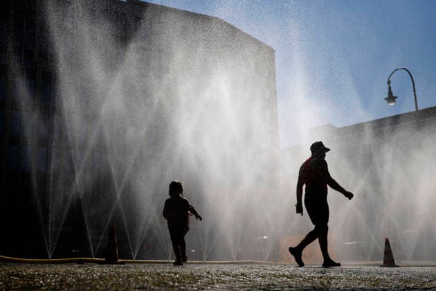 Passanten erfrischen sich an Wasserfontänen, die von der Stadt Köln im Rahmen der Hitzeaktion Cooling Cologne auf dem Rudolfplatz ausgelegt wurden. Erneut stöhnt das Land unter einer Hitzewelle. Die Stadt warnt bereits vor den hohen Temperaturen. (Themenbild, Symbolbild) Köln, 29.07.2026 NRW Deutschland *** Passersby cool off at water fountains set up by the City of Cologne on Rudolfplatz as part of the Cooling Cologne heatwave relief initiative. Once again, the region is reeling from a heat wave. The city has already issued warnings about the high temperatures. Featured image, stock photo: Cologne, July 29, 2026, North Rhine-Westphalia, Germany Copyright: xChristophxHardtx