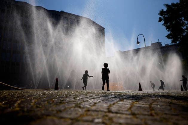 Passanten erfrischen sich an Wasserfontänen, die von der Stadt Köln im Rahmen der Hitzeaktion Cooling Cologne auf dem Rudolfplatz ausgelegt wurden. Erneut stöhnt das Land unter einer Hitzewelle. Die Stadt warnt bereits vor den hohen Temperaturen. (Themenbild, Symbolbild) Köln, 29.07.2026 NRW Deutschland *** Passersby cool off at water fountains set up by the City of Cologne on Rudolfplatz as part of the Cooling Cologne heatwave relief initiative. Once again, the region is reeling from a heat wave. The city has already issued warnings about the high temperatures. Featured image, stock photo: Cologne, July 29, 2026, North Rhine-Westphalia, Germany Copyright: xChristophxHardtx
