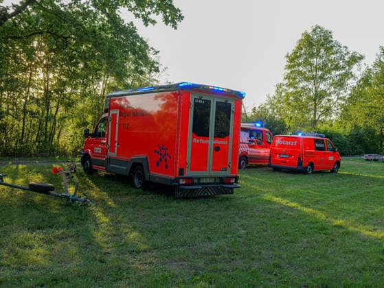 Personensuche am Schulenburger Südsee Rettungsdienst und Notarzt stehen bereit, um ggf. eine Person wiederzubeleben. *** Search for a missing person at Schulenburg s Südsee; emergency medical services and an emergency physician are on standby to resuscitate the person if necessary Copyright: xBerndxGüntherx
