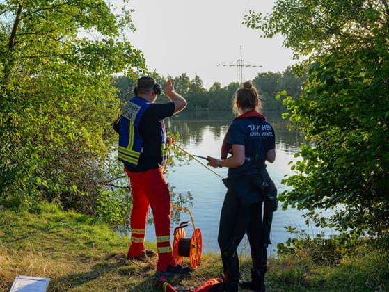 Personensuche am Schulenburger Südsee Feuerwehr und DLRG haben mit Rettungsbooten und Tauchern nach einem vermissten Schwimmer im Schulenburger Südsee gesucht. Gegen Anbend wurde die Suche eingestellt. *** Search for a Missing Person at Schulenburg s Südsee The fire department and the DLRG searched for a missing swimmer in Schulenburg s Südsee using rescue boats and divers. The search was called off in the evening. Copyright: xBerndxGüntherx