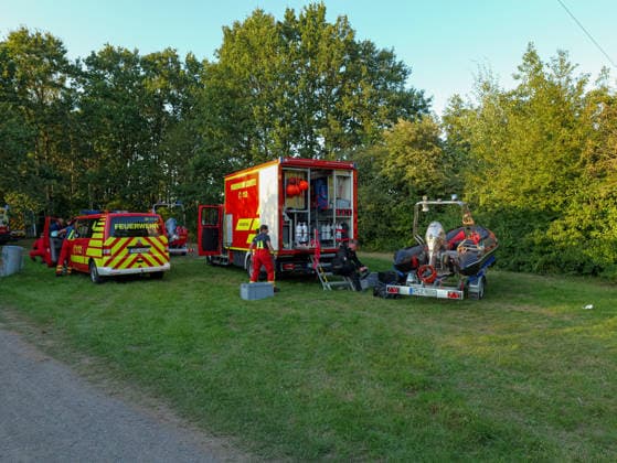 Personensuche am Schulenburger Südsee Feuerwehr und DLRG haben mit Rettungsbooten und Tauchern nach einem vermissten Schwimmer im Schulenburger Südsee gesucht. Gegen Anbend wurde die Suche eingestellt. *** Search for a Missing Person at Schulenburg s Südsee The fire department and the DLRG searched for a missing swimmer in Schulenburg s Südsee using rescue boats and divers. The search was called off in the evening. Copyright: xBerndxGüntherx
