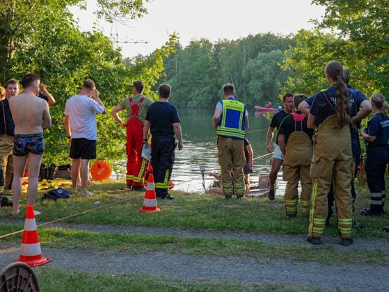 Personensuche am Schulenburger Südsee Gespanntes Warten bei den Suchkräften am Ufer. *** Search for a Missing Person at Schulenburg s Südsee: Tense Wait for Search Teams on the Shore Copyright: xBerndxGüntherx