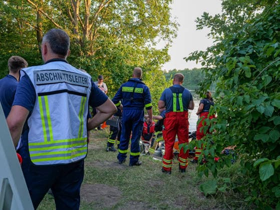 Personensuche am Schulenburger Südsee Feuerwehr und DLRG haben mit Rettungsbooten und Tauchern nach einem vermissten Schwimmer im Schulenburger Südsee gesucht. Gegen Anbend wurde die Suche eingestellt. *** Search for a Missing Person at Schulenburg s Südsee The fire department and the DLRG searched for a missing swimmer in Schulenburg s Südsee using rescue boats and divers. The search was called off in the evening. Copyright: xBerndxGüntherx