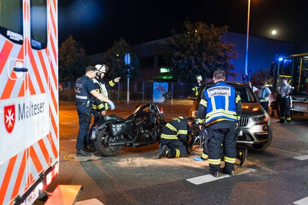 Harley Davidson kollidiert mit BMW Motorradfahrer verletzt Am 29.07.2026 kam es gegen 22:30 Uhr in Mainz-Weisenau zu einem Verkehrsunfall zwischen einem Harley Davidson Motorrad und einem BMW. Der Unfall ereignete sich an der Kreuzung Emy-Roeder-Straße und Alte Mainzer Straße. Zum Einsatz kamen die Berufsfeuerwehr Mainz und die Freiwillige Feuerwehr Hechtsheim mit insgesamt 16 Einsatzkräften. Der verletzte Motorradfahrer wurde schonend in den Rettungswagen verladen und ins Krankenhaus gebracht. Nahezu zeitgleich ereignete sich ein weiterer Unfall auf der A60, der von der Feuerwache 1 abgearbeitet wurde. Mainz Weisenau Rheinland-Pfalz Deutschland *** Harley-Davidson Collides with BMW; Motorcyclist Injured On July 29, 2026, at around 1
